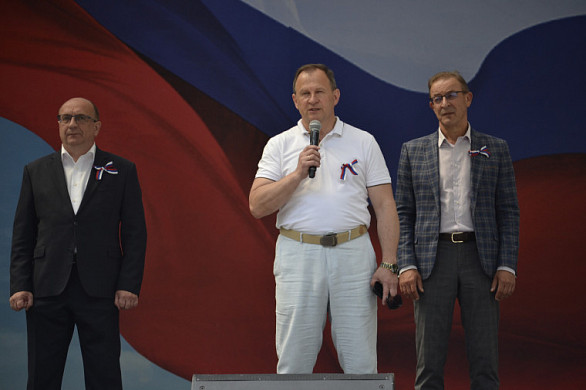Колонна из ста машин проехала по улицам Иванова в День России